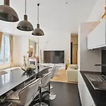 Le Luxe A La Francaise